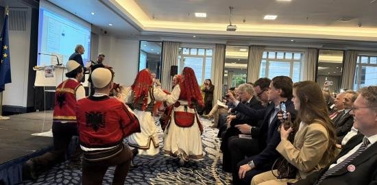Jehona vijuese e një radioje, si “Jehona e Shqipes” në Bruksel